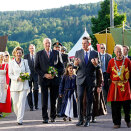 Kong Harald og Dronning Sonja ankommer Stange Gjestegård til middag på fylkesturens første kveld (Foto: Håkon Mosvold Larsen / NTB scanpix)